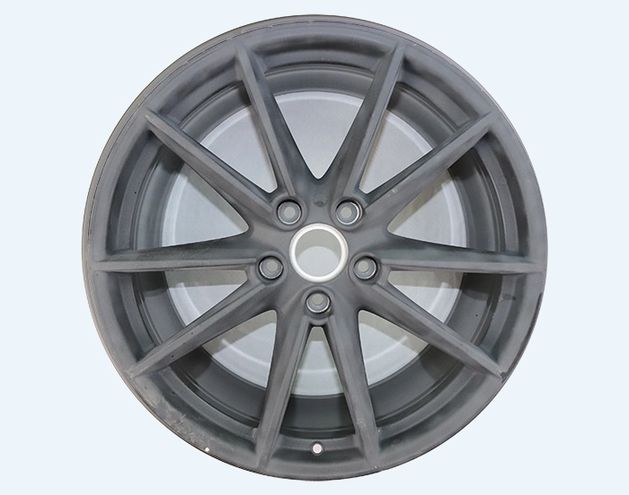 Referenzen von Felgen Reparaturen: Auf dem Foto Alufelge von Porsche 992 Carrera S bei der Vorbereitung zur Pulverbeschichtung beim Felgendoktor in Oppenweiler