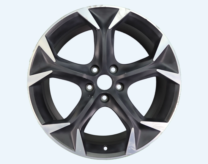 Auf dem Foto steht eine Felge mit Kratzer zur Felgenaufbereitung durch CNC Glanzdrehen