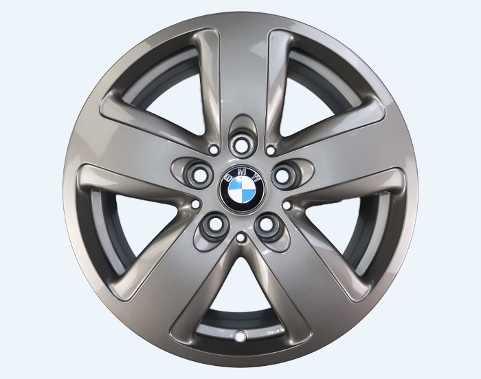 BMW Alufelge nach der Felgenaufbereitung durch front neu Lackierung bei Felgendoktor