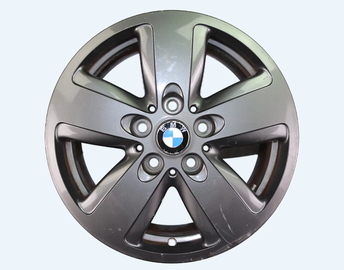 Auf dem Foto Alufelge von BMW mit Kratzer an der Frontseite