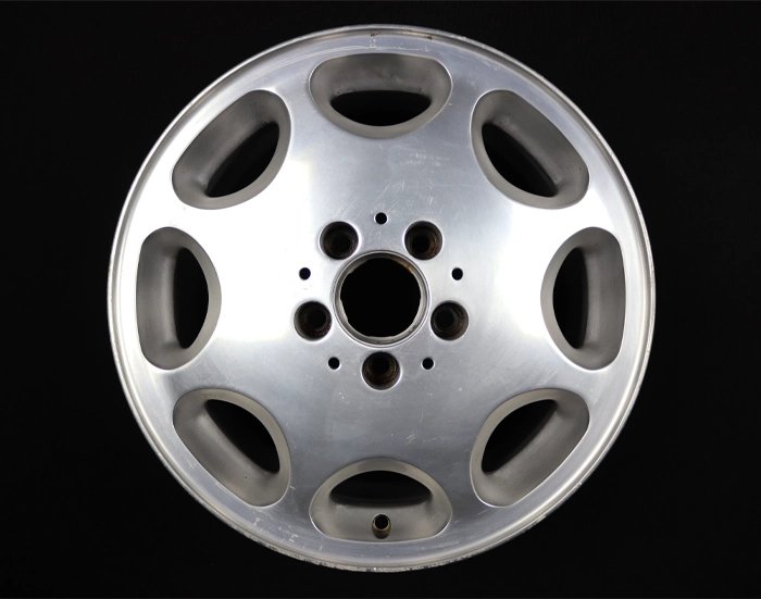 Vorher: Vor der Pulverbeschichtung von Mercedes Benz Alufelge W140